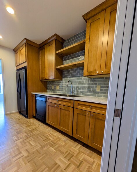 Building Photo - 2134 Waverly Pl N