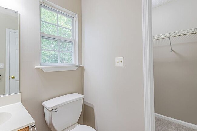 Building Photo - Bedroom on Main, Riverside Schools, Fenced...