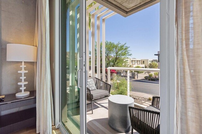 Building Photo - 5455 E Lincoln Dr