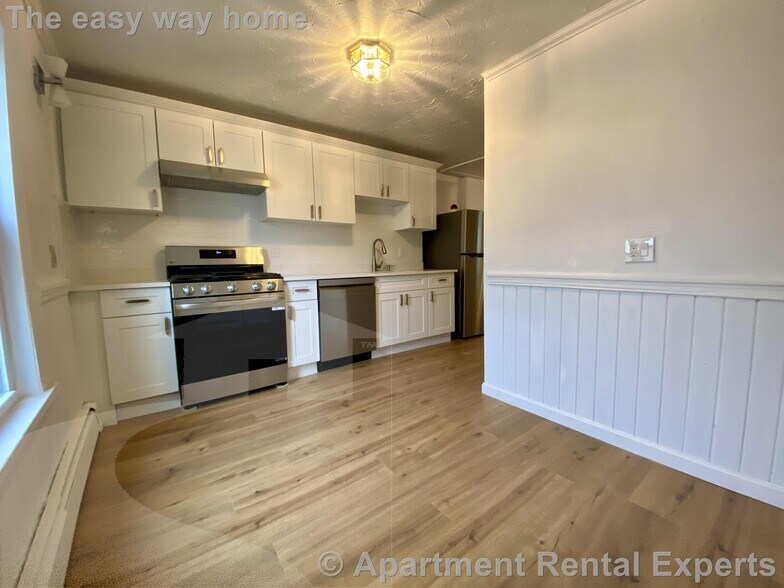 Building Photo - 66 Elm St