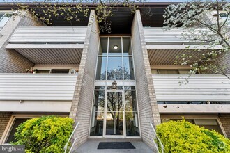 Building Photo - 5600 Bloomfield Dr