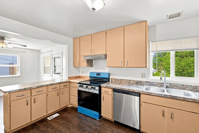 Building Photo - $2,590.95 with $300 Off The First Month's Rent, 4 Beds - 2 Bath, Single Family Home in Denver wit...