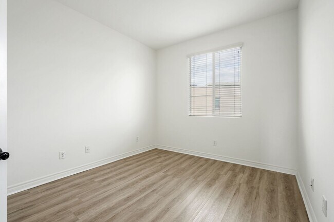 Building Photo - Spacious 4 Bedroom TownHome in Garden Grove!