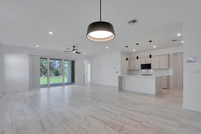 Building Photo - 7141 SE Park Dr