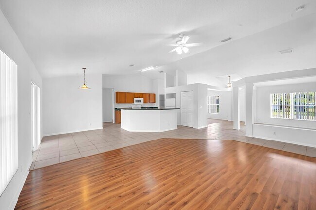 Building Photo - 446 SW S Quick Cir
