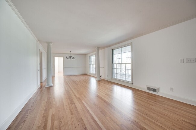 Building Photo - Fantastic renovated 5BE/4BA family home on beautiful oversized private Lot in the heart of Belle ...