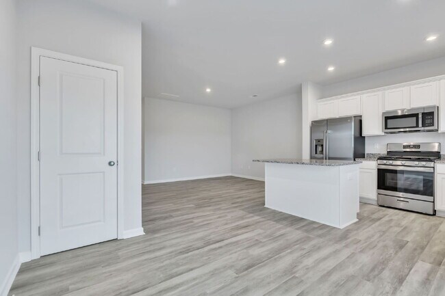 Building Photo - Brand-New 3BR/2.5BA Townhome with Garage in Greer ($1850/mo rent***)