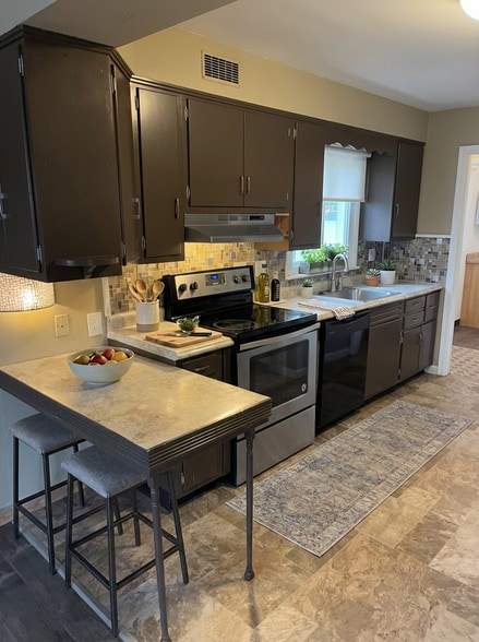 Building Photo - 1420 W University Ave