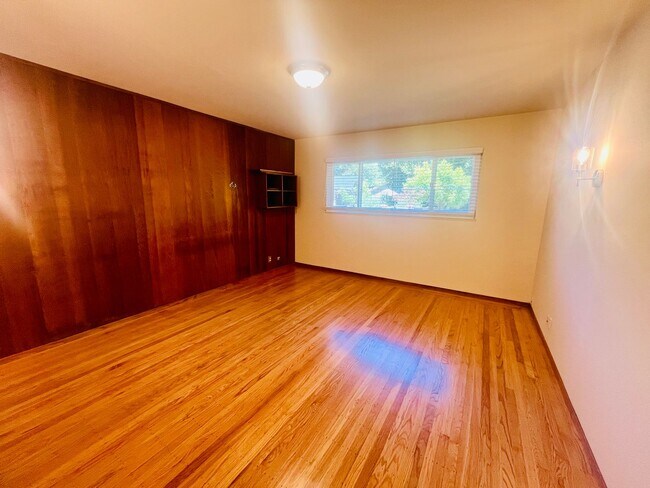 Building Photo - Unique 3 Bed + 2 Bath Los Altos Home - Spa...