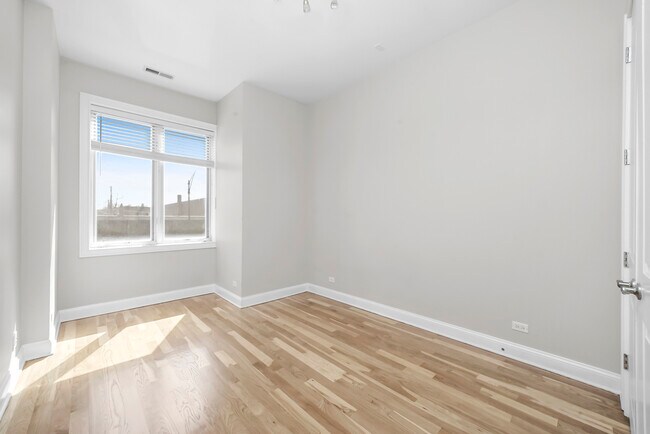 Building Photo - 5010 W Lawrence Ave