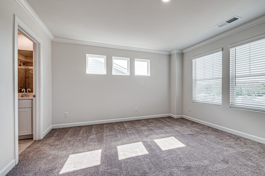 Building Photo - Room in Townhome on Tears Ln