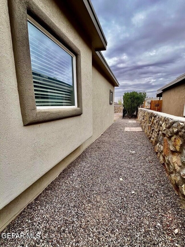 Building Photo - 12777 Tre Maximiliano Ave