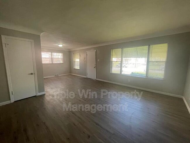 Building Photo - 6918 Etzel Ave