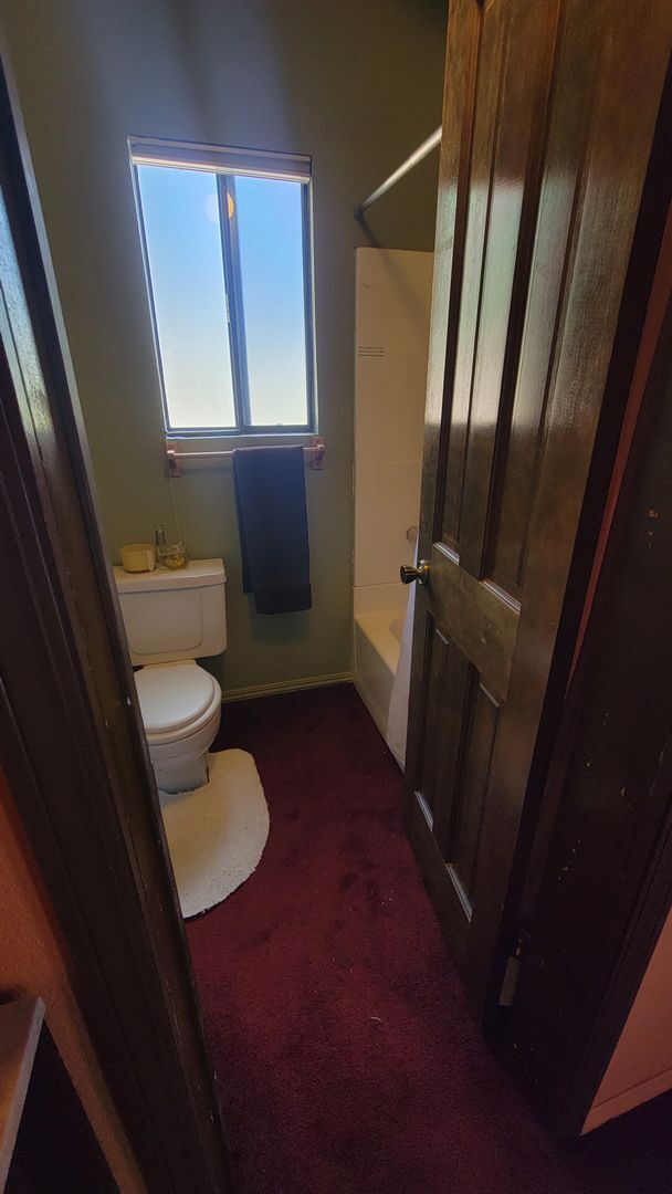 Building Photo - Spacious 6 Bedroom 5 Bathroom Within Walki...