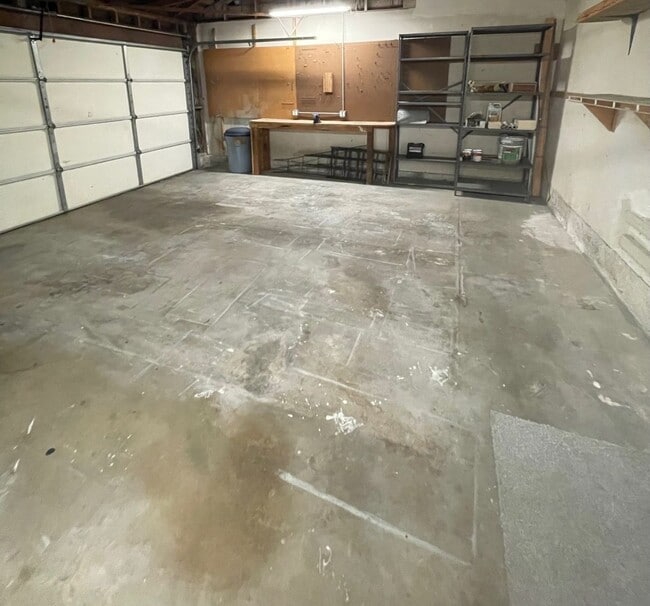 Building Photo - Beautiful 3 bed / 2.5 bath Townhome with Patio and 2 car garage in Huntington Beach