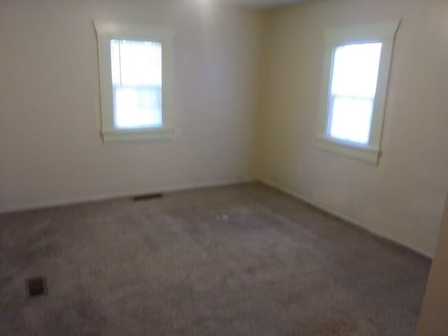 Building Photo - 4215 N Evergreen Rd
