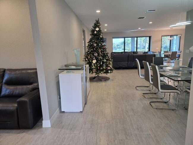 Building Photo - 527 SE Vallarta Dr