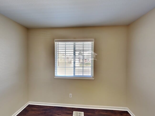 Building Photo - 3808 Ironhorse Dr