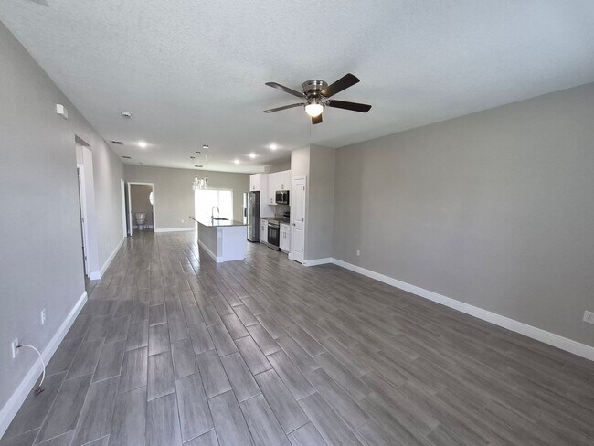 Building Photo - 642 Desmoines Ct