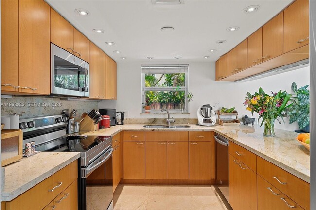 Building Photo - 2721 SW 22nd Ave