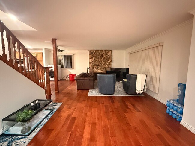 Building Photo - 3-4 bedroom house across from park, available now!