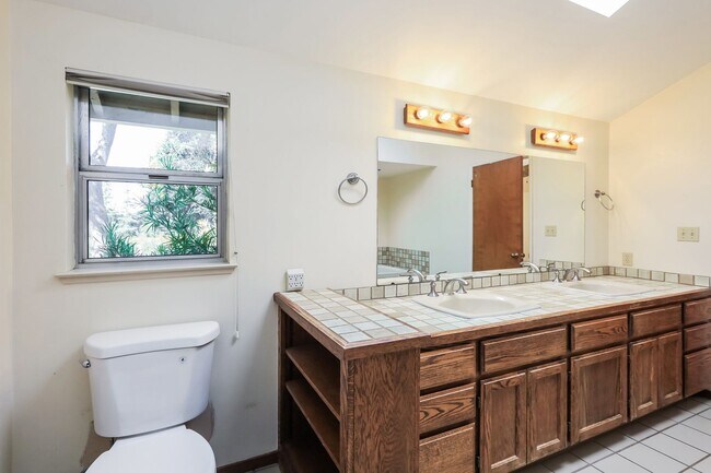 Building Photo - Amazing 4 Bedrooms 2 full bathrooms and 2 ...