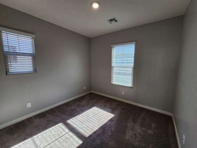 Building Photo - 3 Bedroom Townhome in the Fincher Fields C...