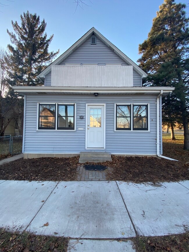 Building Photo - 303 Webster St