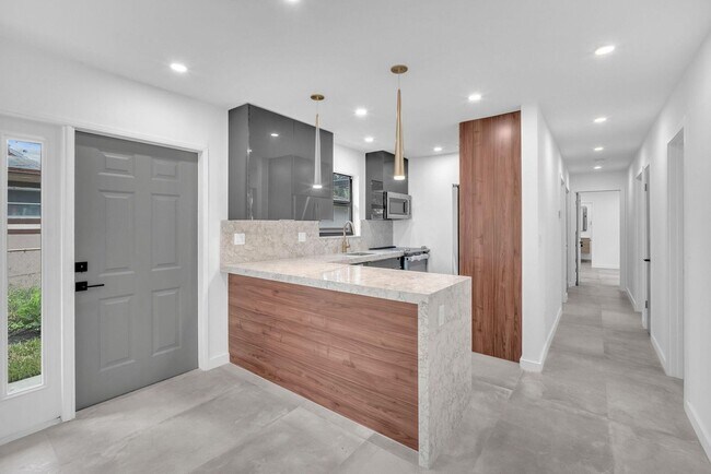 Building Photo - 2460 SW 58th Manor