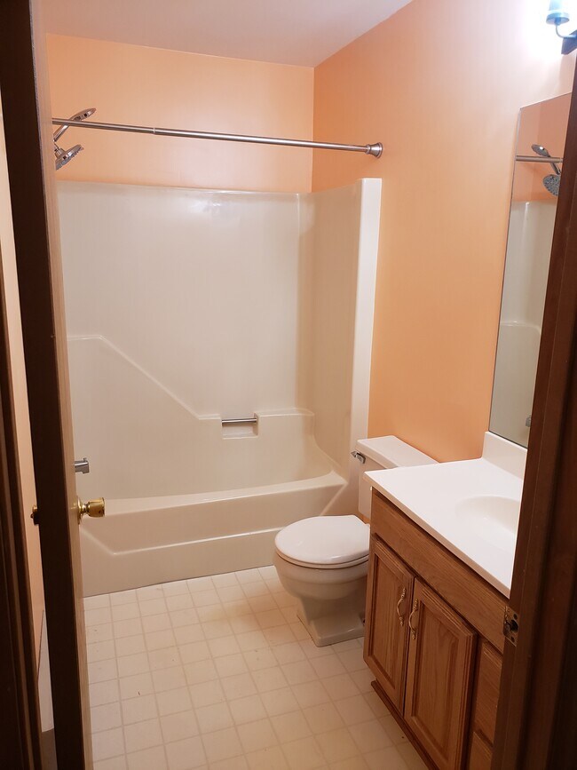 Full Bath - 120 S Blettner Ave