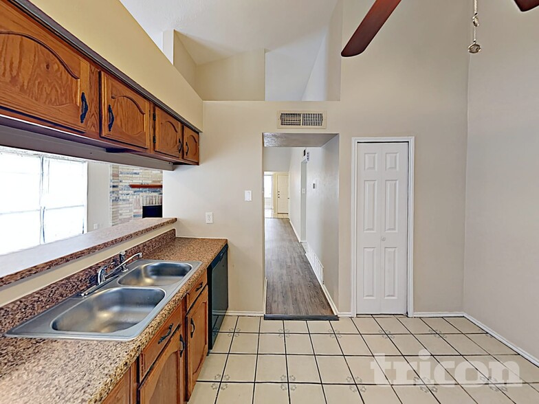 Building Photo - 7811 Bluff Trail Dr