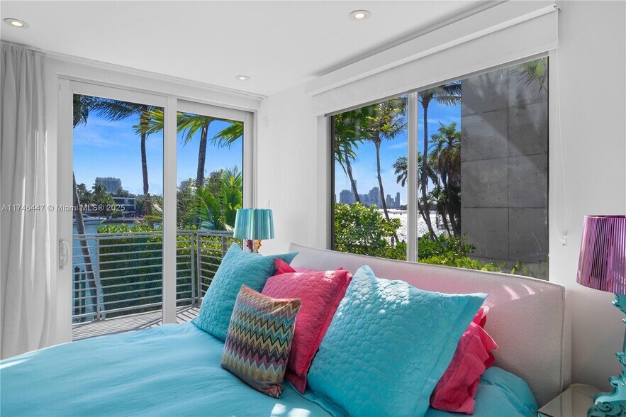 Building Photo - 1061 N Venetian Dr