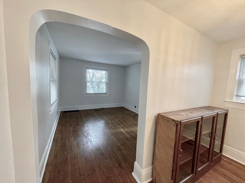Midcentury Modern arches - 942 Russell St