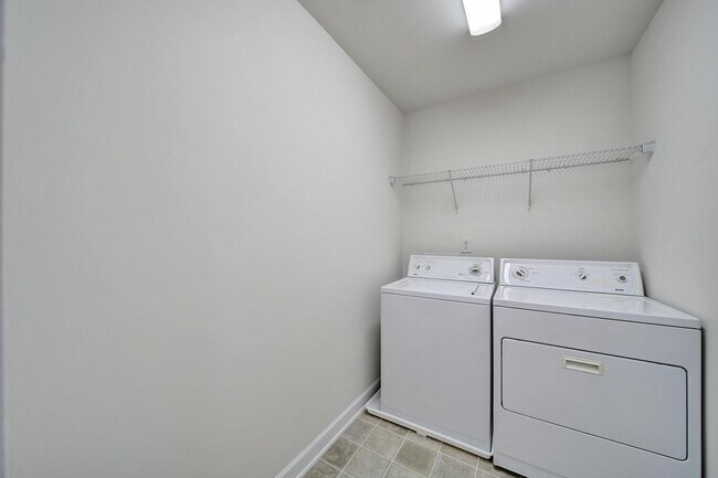 Building Photo - Beautiful Three Bed Two and Half Bath Town...