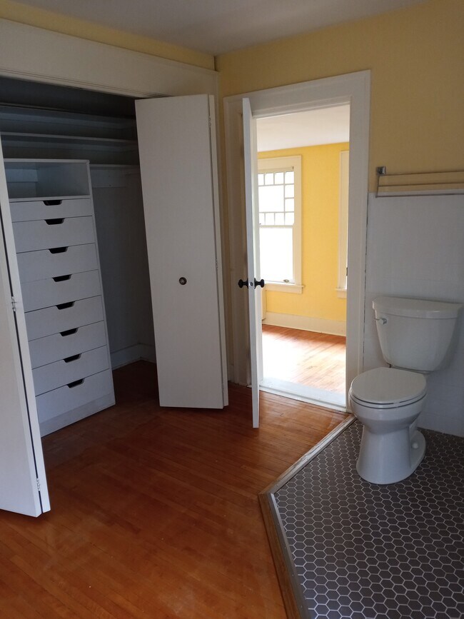 Building Photo - 630 E Holmes St