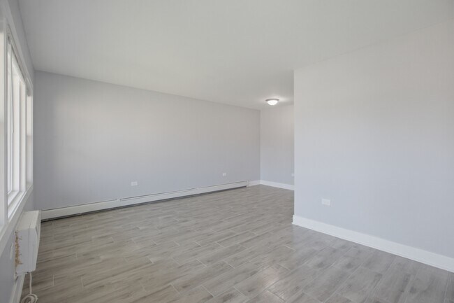 Building Photo - 2537 E 83rd St
