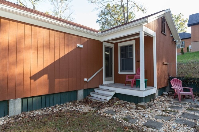 Building Photo - 1 bed, 1 bath River View Cottage in Charle...