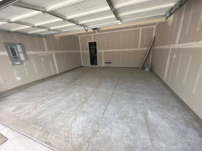 Building Photo - MIDTOWN Almost New House, 3 Bdrms, 2.5 Bat...
