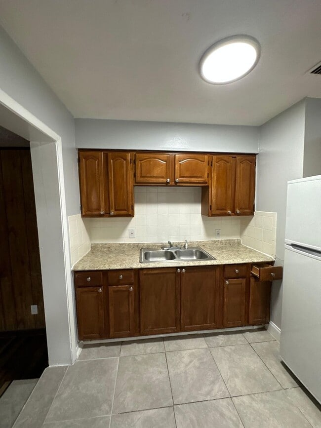 Building Photo - Fully Renovated 3/2 Available for Immediat...
