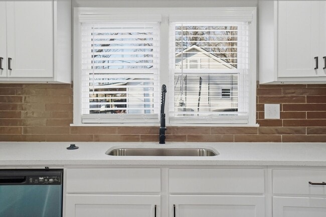 Building Photo - 930 Bond Ave