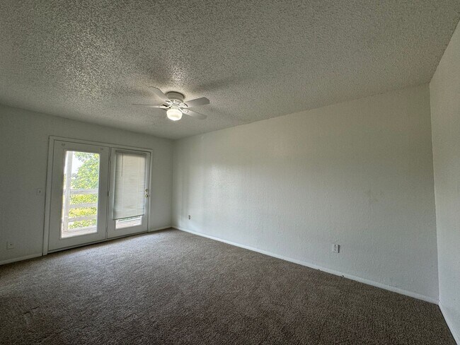 Building Photo - 1825 Sq Ft- 3 Bed/2Bath Duplex- All Appliances Included