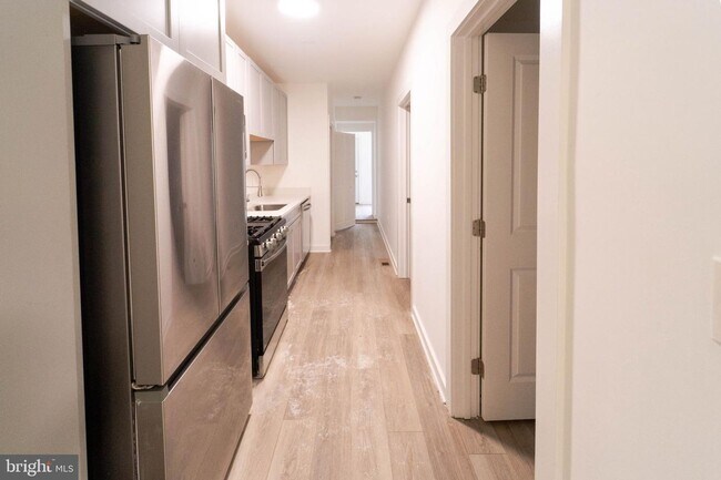 Building Photo - Move In Ready 2 BD 1 BA close to Metro, Sh...