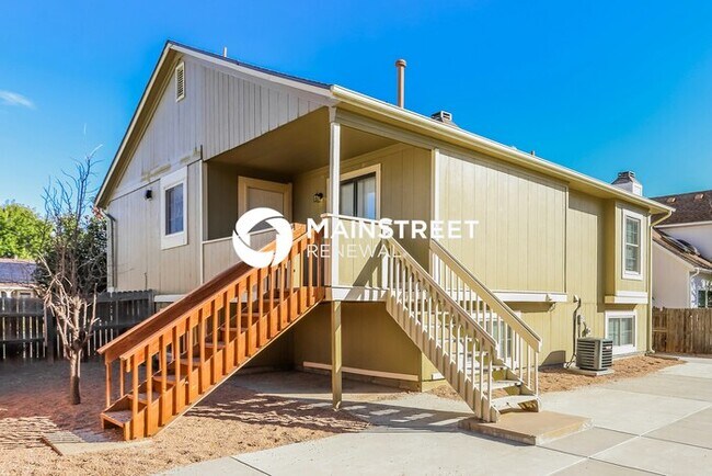 Building Photo - 4 Bedroom Pet-Friendly Home in Denver, CO with Main Street Renewal