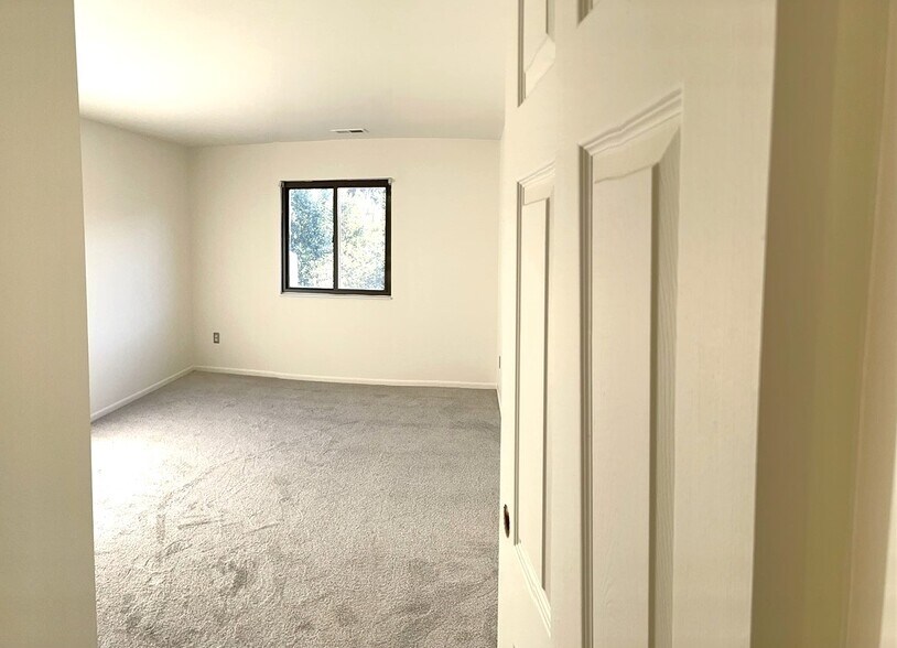 Building Photo - 176 Hackensack St