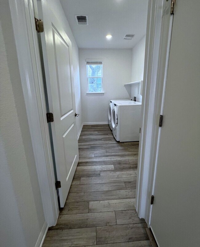 Building Photo - 106 Middle Crk Rd