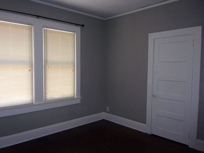 Building Photo - 4 Bedroom 2 Bath Home Blocks to Downtown R...