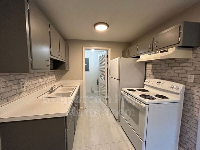 Building Photo - 1850 John Glenn Rd