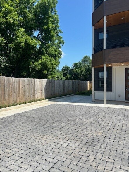 Private Parking Space - 618 Southgate Ave
