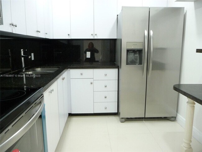 Building Photo - 3625 N Country Club Dr