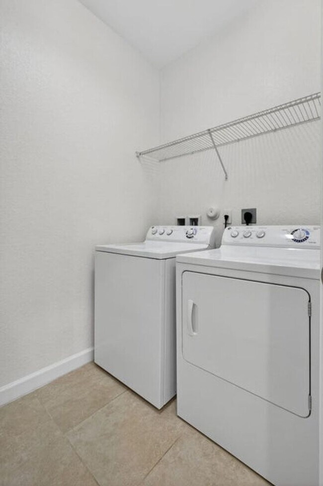 Building Photo - 10348 Wellington Parc Dr